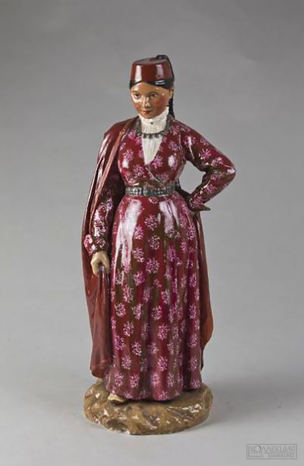 Фигурка крымской татарки. Императорский фарфоровый завод. Россия, 1910. Фарфор, роспись надглазурная полихромная. Из серии «Народности России». Государственный Эрмитаж