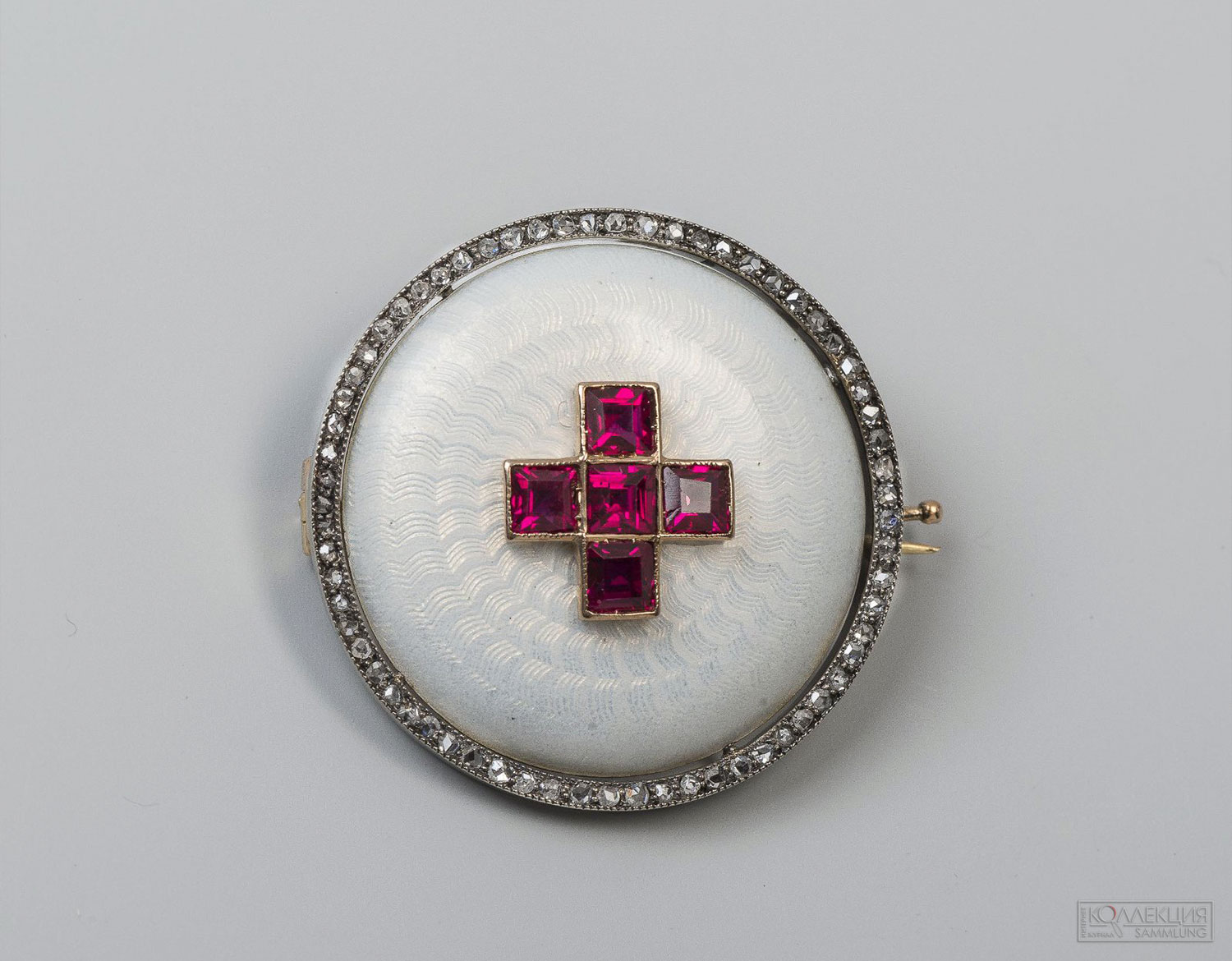 Брошь с крестом. Фирма К. Фаберже, 1914-1915. Серебро, золото, рубины, алмазы-розы, эмаль; гильошировка. Редкий образец изделия ювелирной фирмы в годы Первой мировой войны. Государственный Эрмитаж