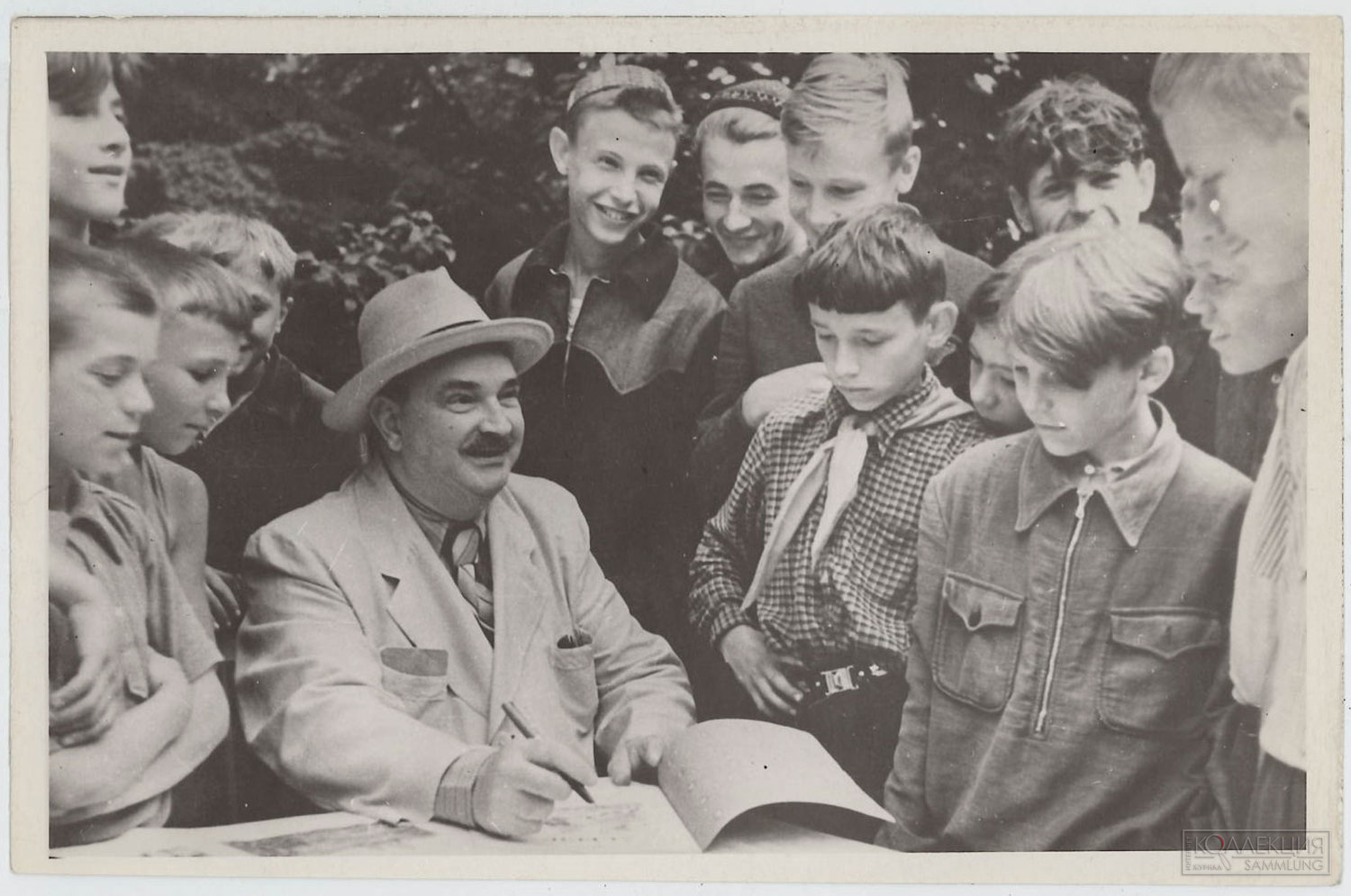 Фотография В.В. Бианки с детьми в Дубулты. 1955. Государственный литературный музей «XX век»