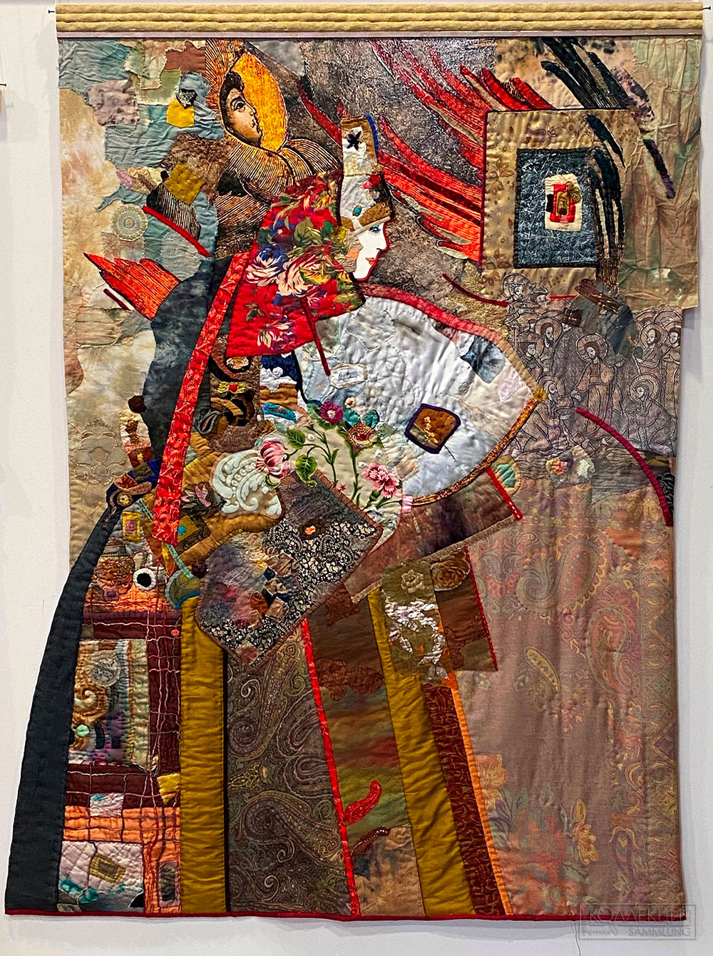 Мурадова Н.В. Русские красавицы. Красная. 2023. Текстильное панно, 184 х 126. Собственность автора