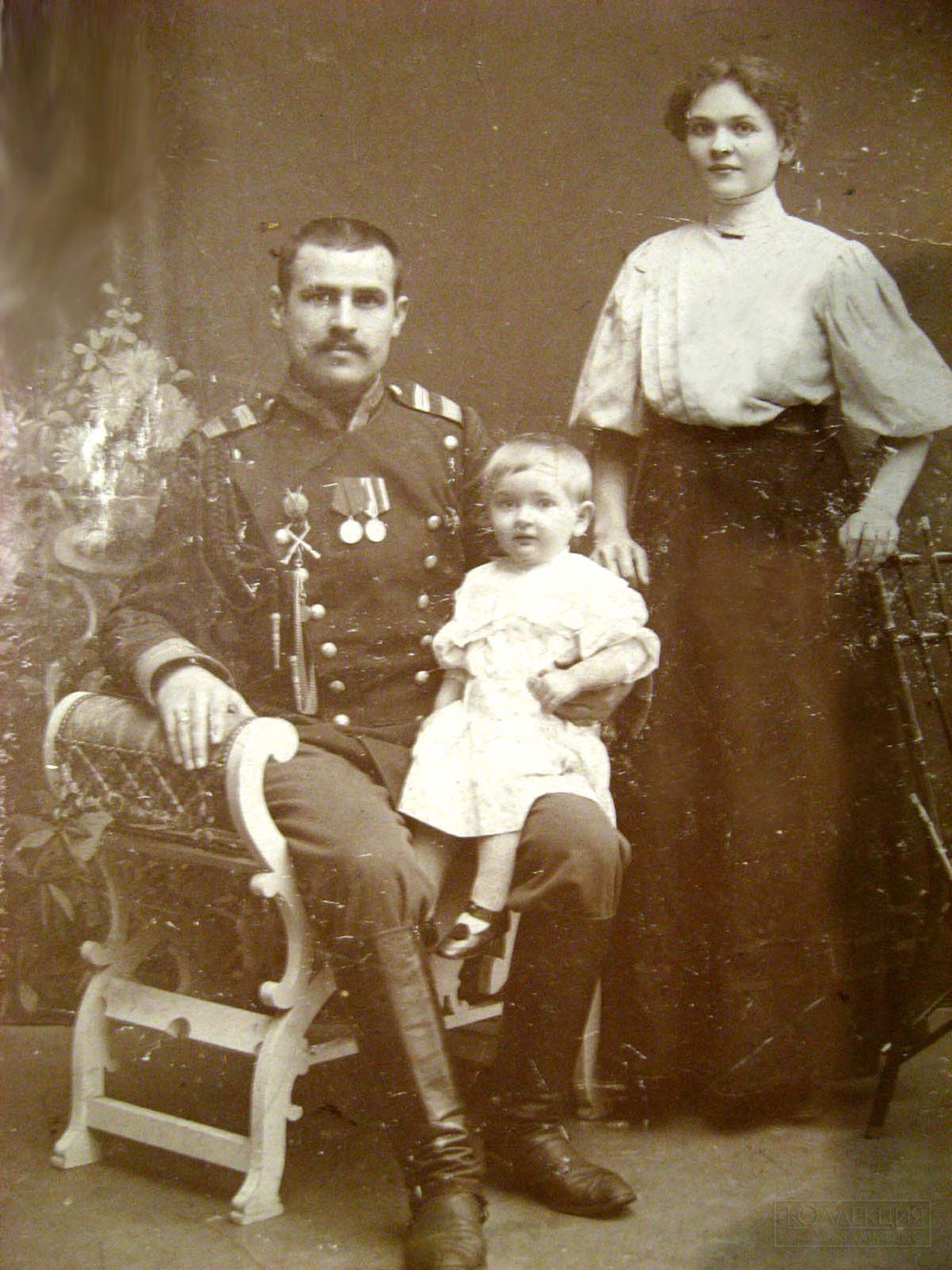 Жандарм с женой и дочкой. Снимок 1907-1910 гг., фото из сети Интернет