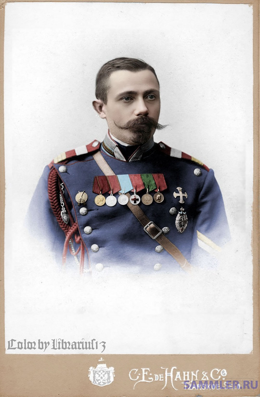 Жандармский унтер-офицер в мундире лацканного покроя 1907 года с наградами. Чёрно-белое и раскрашенное фото из сети Интернет