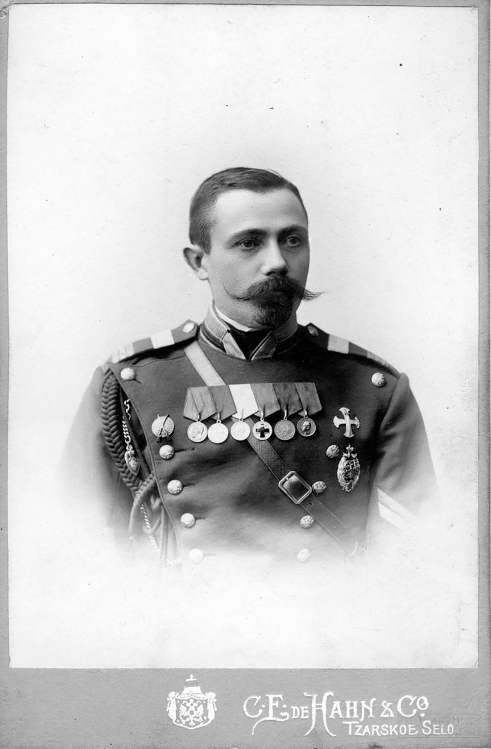 Жандармский унтер-офицер в мундире лацканного покроя 1907 года с наградами. Чёрно-белое и раскрашенное фото из сети Интернет